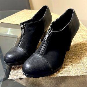 Whitemt . Black heel shoe